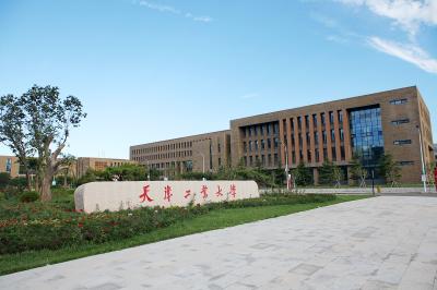 学校东门